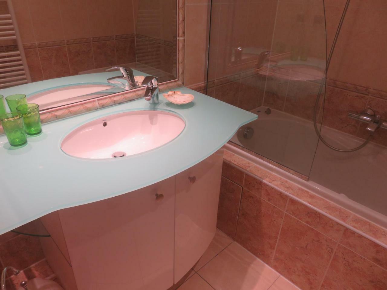 Stunning 2 Bed, 2 Bath Apt On The Cannes Sea Front Has Swimming Pool And Is A Secure Modern Building 464 מראה חיצוני תמונה